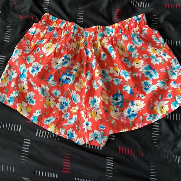 This item is a floral shorts - Picture 2 of 2